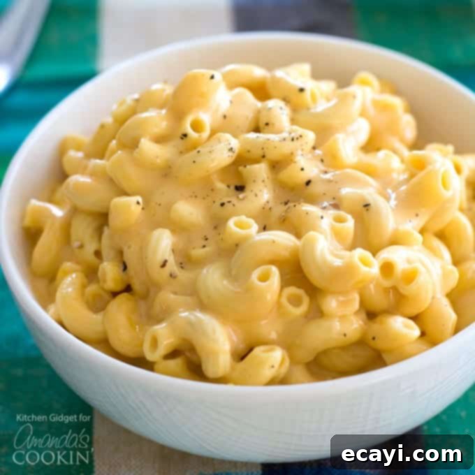 Dreamy Crockpot Mac and Cheese 1 featured 20326