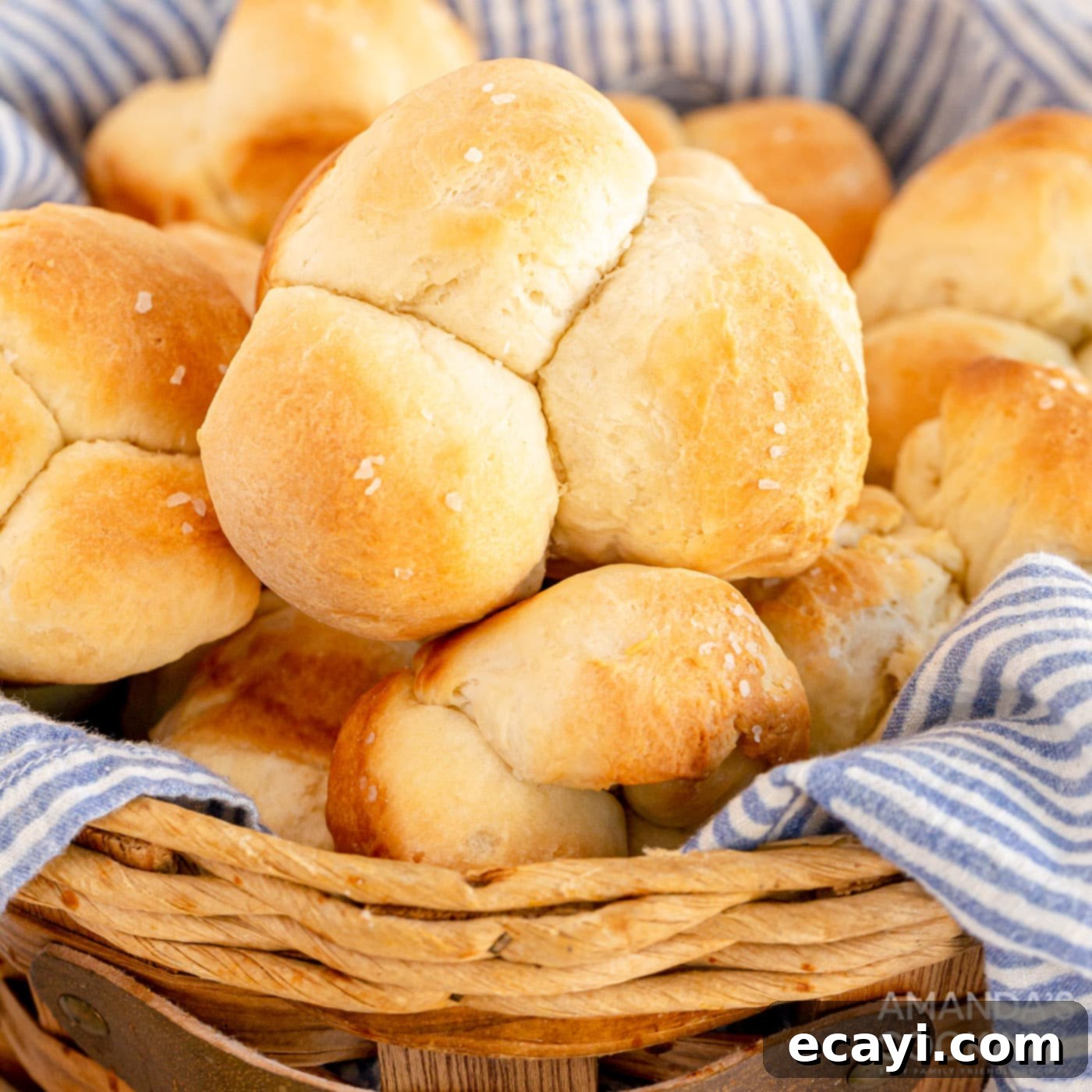 Irresistible Tear-and-Share Dinner Buns 1 featured 3644