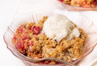 Sweet & Tart Rhubarb Crumble