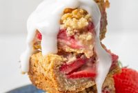 Strawberry Rhubarb Crumbly Bars