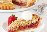 Rustic Strawberry Rhubarb Crumble Pie