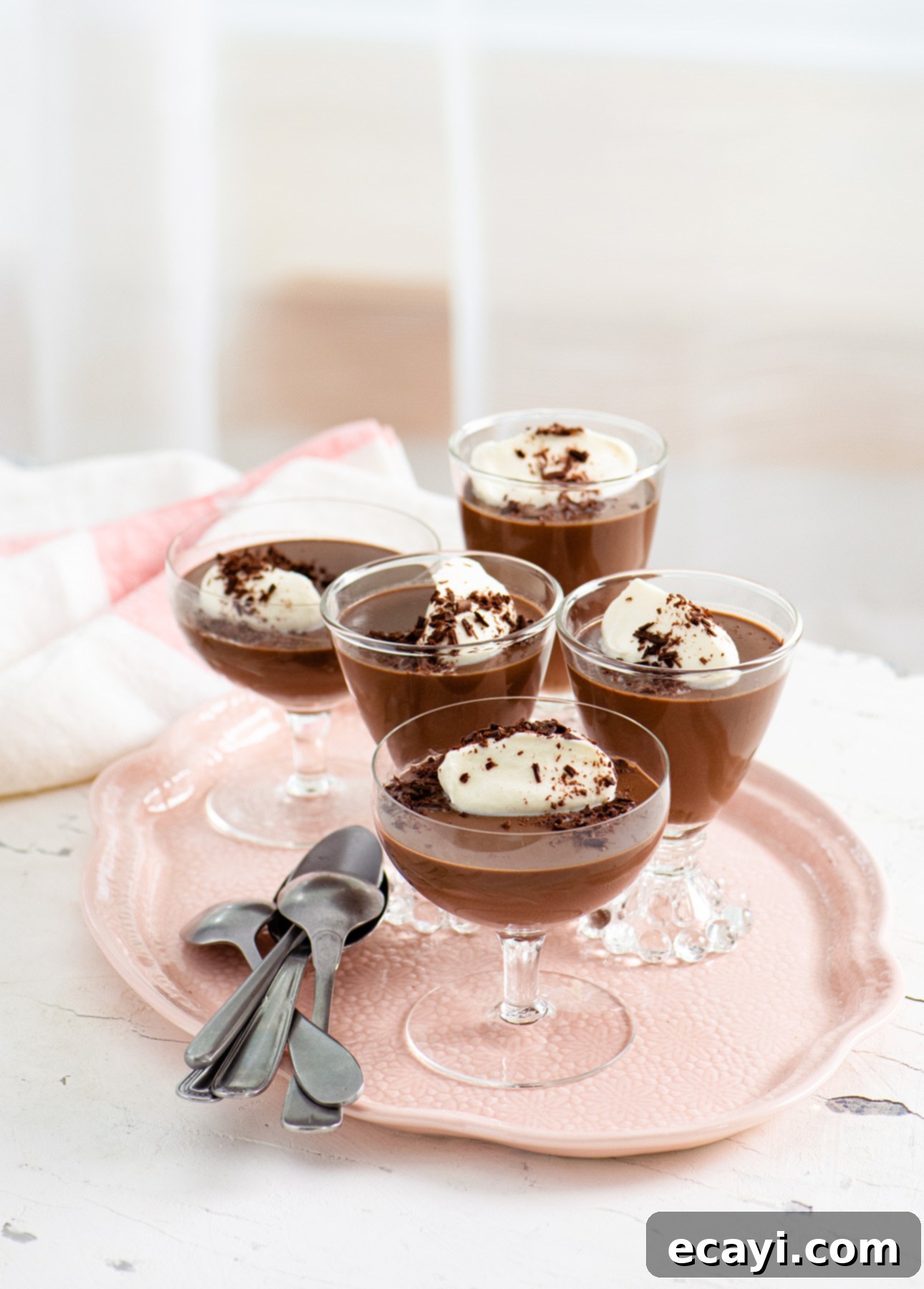 Kadifemsi Fransız Çikolatalı Pots de Crème Tarifi 6 Garnished Dark Chocolate Pots de Crème, an Easy French dessert for entertaining