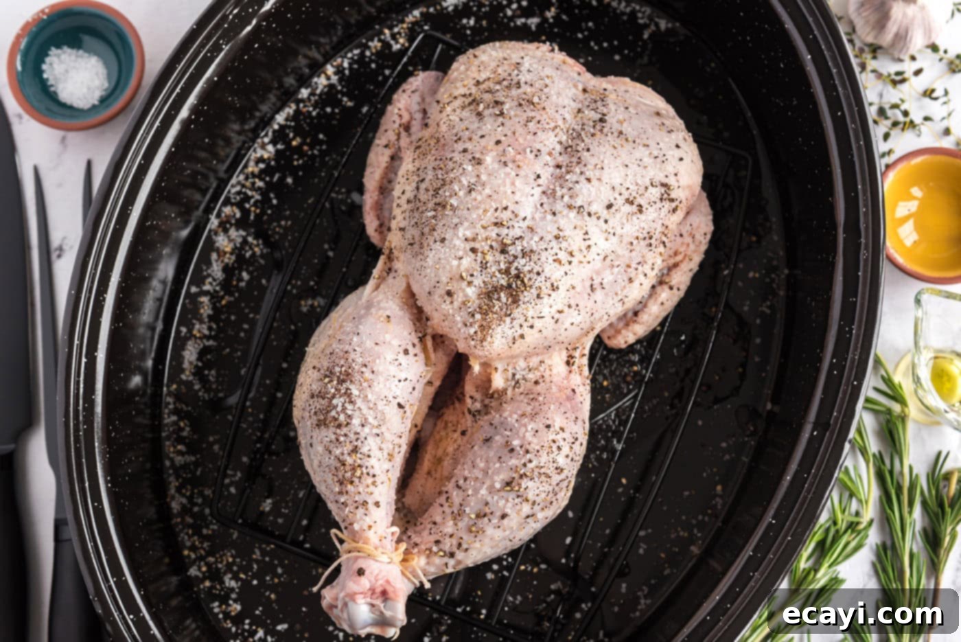Golden Herb Roasted Chicken 8 Zeytinyağı, tuz ve karabiberle ovulmuş bütün çiğ tavuk