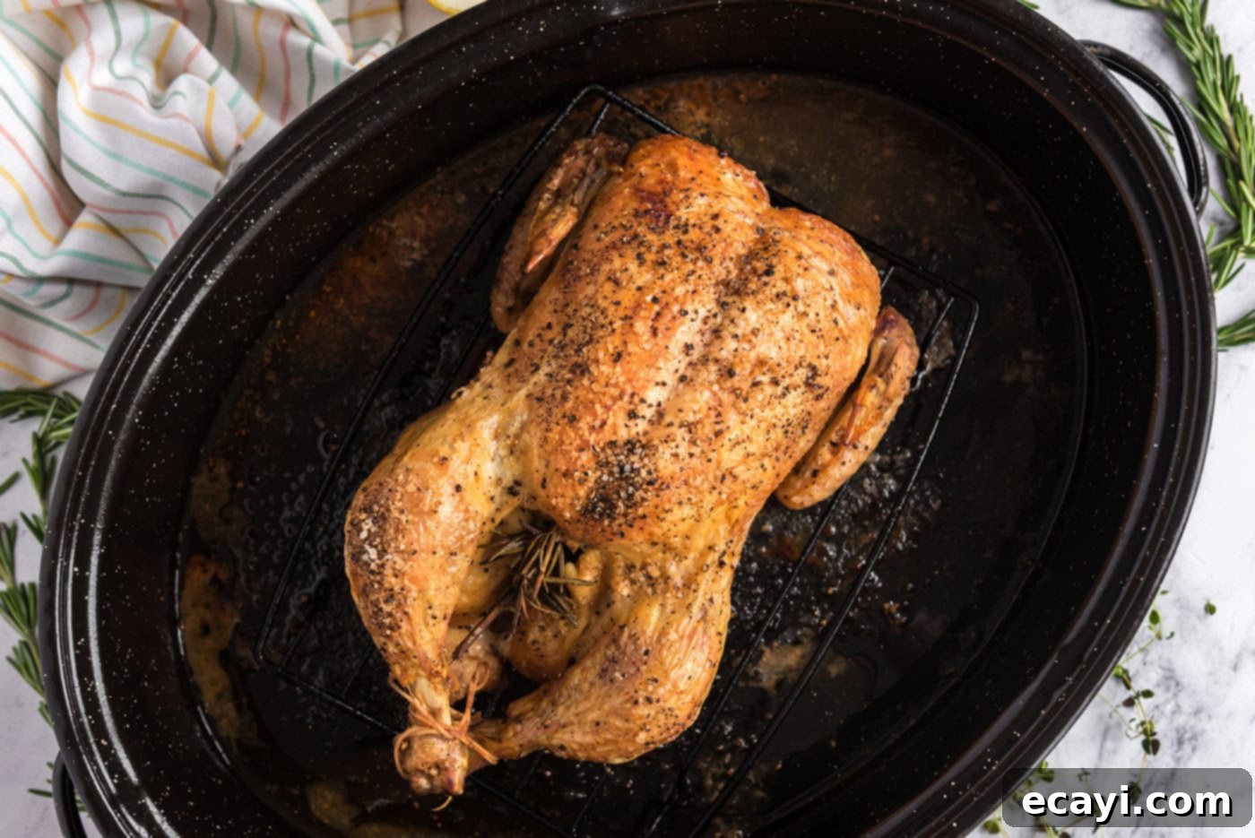 Golden Herb Roasted Chicken 9 Çıtır altın rengi bütün kızarmış tavuğun tepeden görünüşü