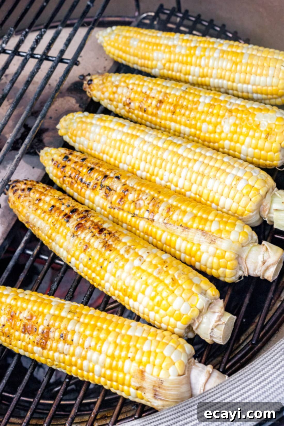 Prepare the perfect base for your Elotes: succulent grilled corn on the cob. Once cooked, let it cool slightly before adding your favorite toppings for that authentic Mexican street corn flavor. #grilling #corntips #elotesprep #summergrill grilled corn on the cob