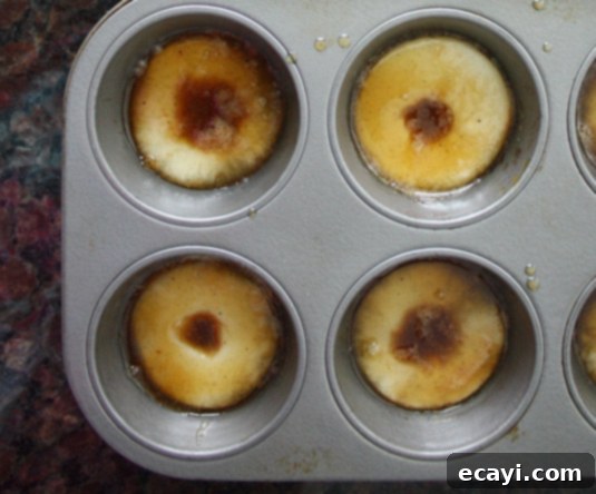 Distribute one apple slice into the base of each muffin mold, then top with the caramel mixture. Distribute one apple slice into the base of each muffin mold, then top with the caramel mixture.