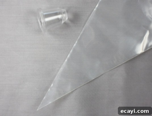 Disposable pastry bag and pastry tip to make macarons Disposable pastry bag and pastry tip to make macarons
