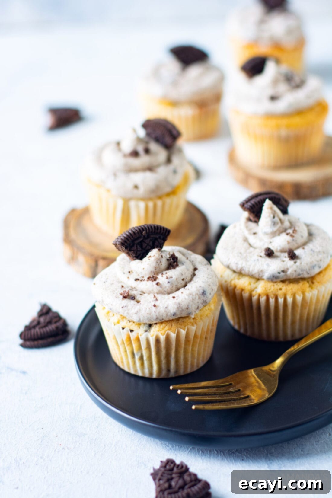 Ultimate Oreo Cupcakes 2 plate of Oreo Cupcakes beautifully frosted and decorated