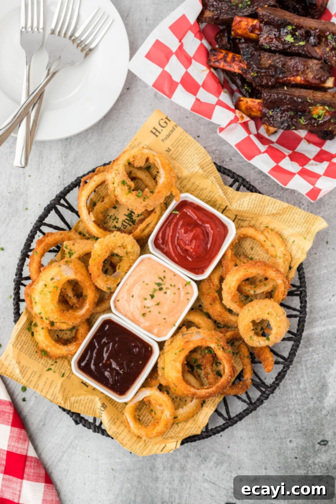 Golden Onion Crisps 2 Crispy Onion Rings with various dipping sauces ready to be enjoyed
