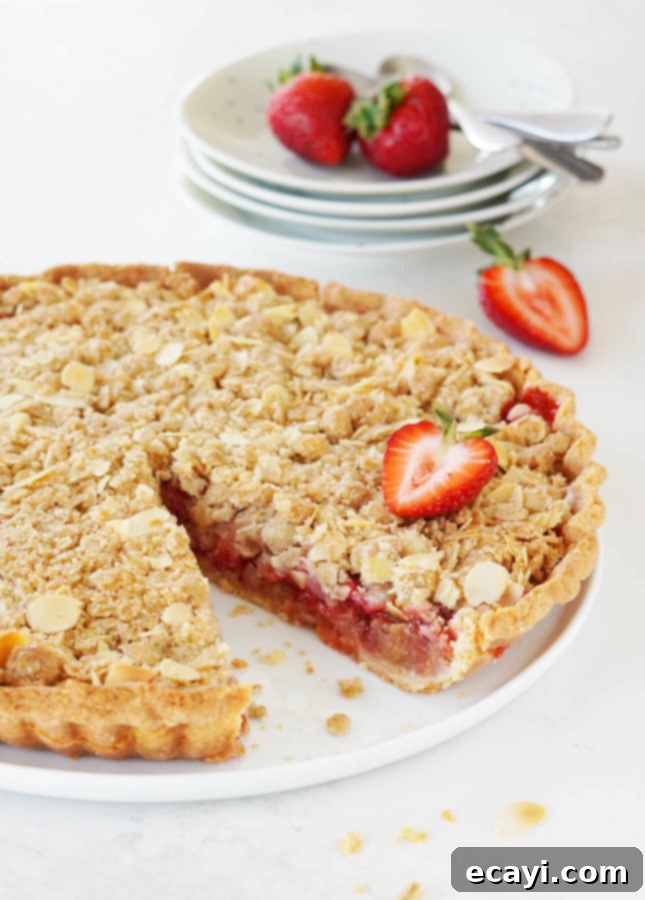 Rustic Strawberry Rhubarb Crumble Pie 4 Strawberry Rhubarb Crumble Pie // FoodNouveau.com