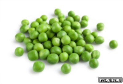 Düşük Karbonhidratlı Sebzeler: Ne Yenmeli, Nelerden Kaçınmalı 16 Fresh young green peas in their pods, a common vegetable.
