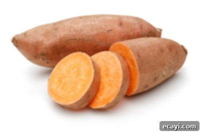 Düşük Karbonhidratlı Sebzeler: Ne Yenmeli, Nelerden Kaçınmalı 18 A cluster of sweet potatoes with their characteristic orange hue.