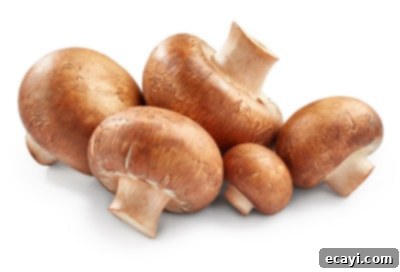 Düşük Karbonhidratlı Sebzeler: Ne Yenmeli, Nelerden Kaçınmalı 6 Fresh white button mushrooms, a versatile and low-carb culinary ingredient.