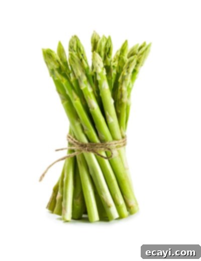 Düşük Karbonhidratlı Sebzeler: Ne Yenmeli, Nelerden Kaçınmalı 7 A bundle of fresh, green asparagus spears, ready for cooking.