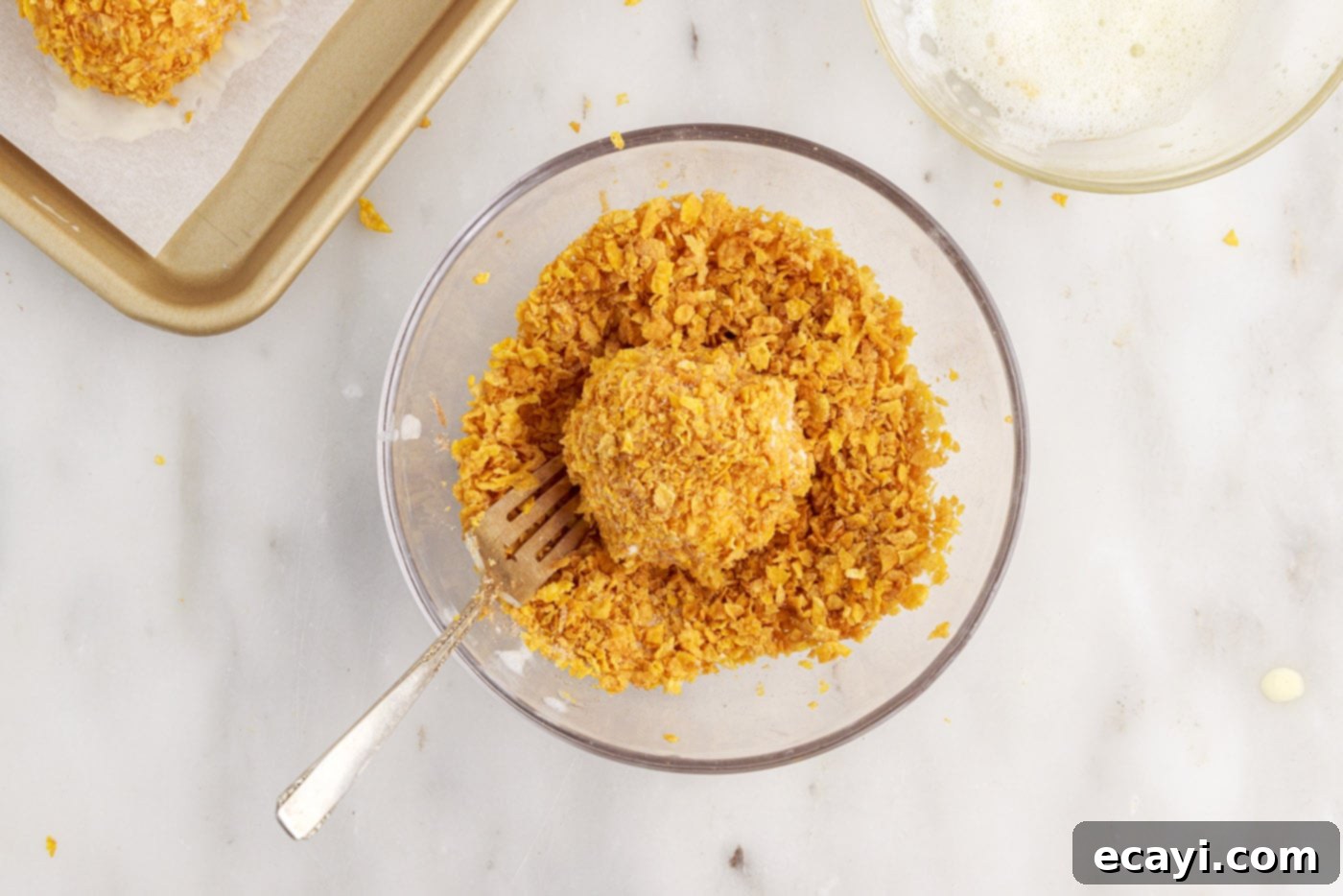 Crispy-Coated Cream Dream 12 coating ice cream ball in cornflake mixture