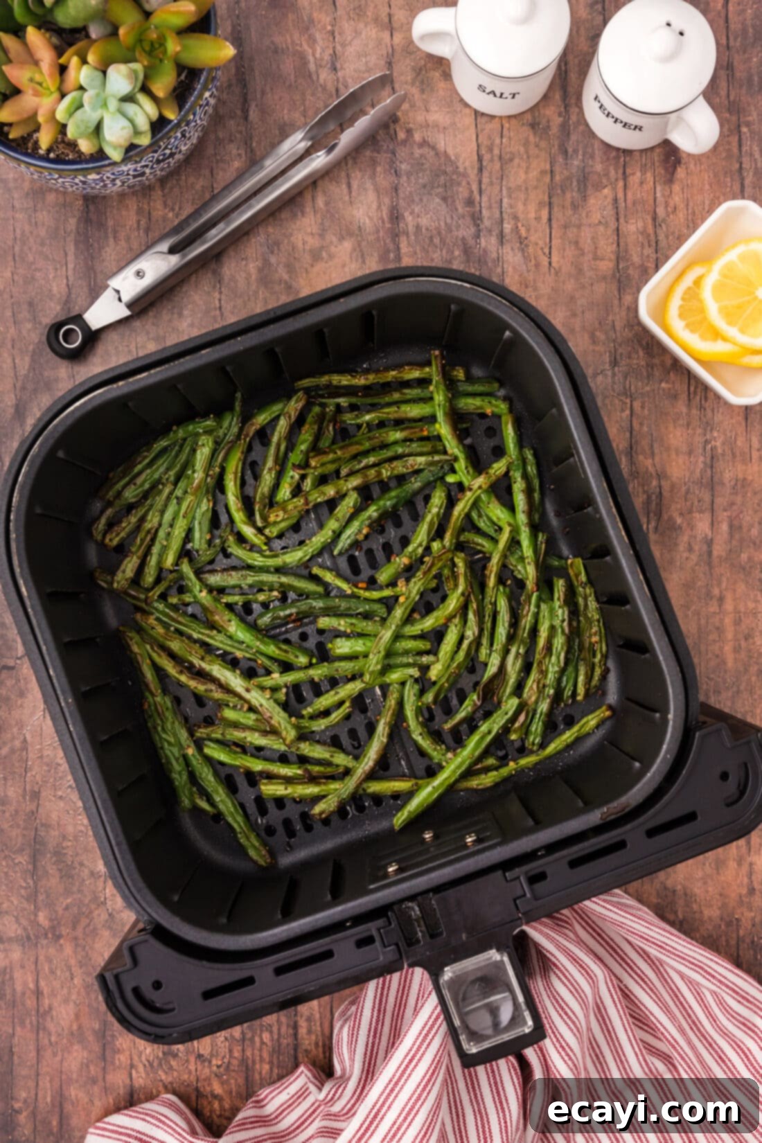 Crispy Air Fryer Green Beans 3 Freshly seasoned green beans in an air fryer basket, ready for cooking.